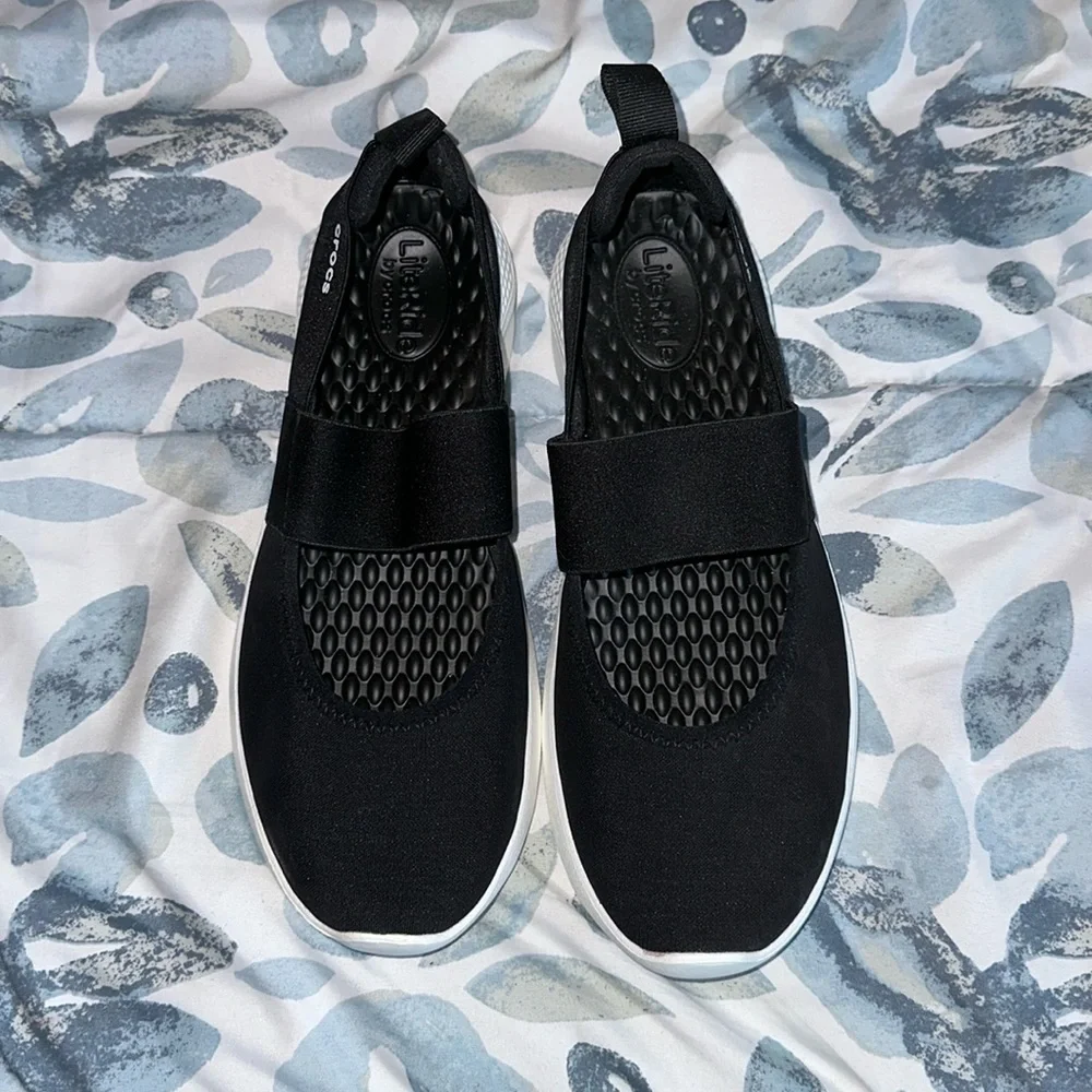 NWOT Black Women’s Crocs Casual Lightweight Slip On Sandals Size 8 Memory Foam - Picture 1 of 5